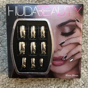 Huda Beauty press on nails